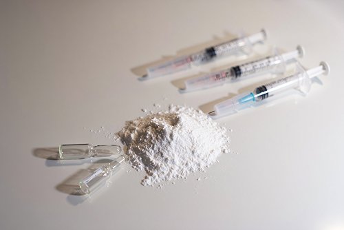 Метадон в виде порошка, ампулы и шприцы